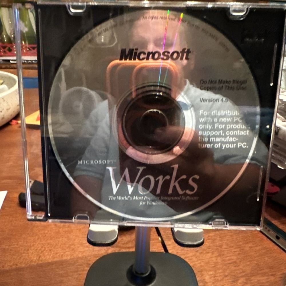 Microsoft Works Installation CD version 4.5 - Picture 1 of 3